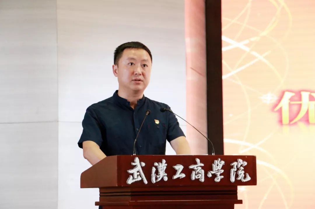 图为张俊副校长宣读《中共beat365中文官方网站委员会关于表彰2018-2019年度先进基层党组织、优秀共产党员和优秀党务工作者的决定》 摄影:孙欢环.jpg