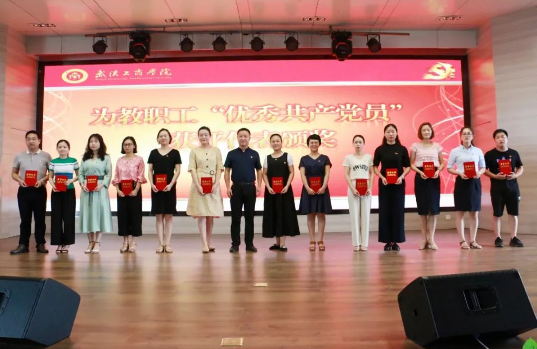 图为张俊副校长为教职工“优秀共产党员”获评代表颁奖 摄影:罗袁璐.jpg