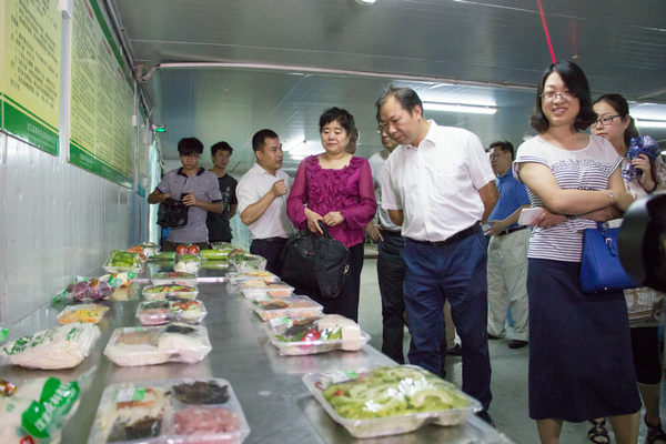 1447050130502094.bmp 图为调研组成员参观家事易 摄影:李.bmp