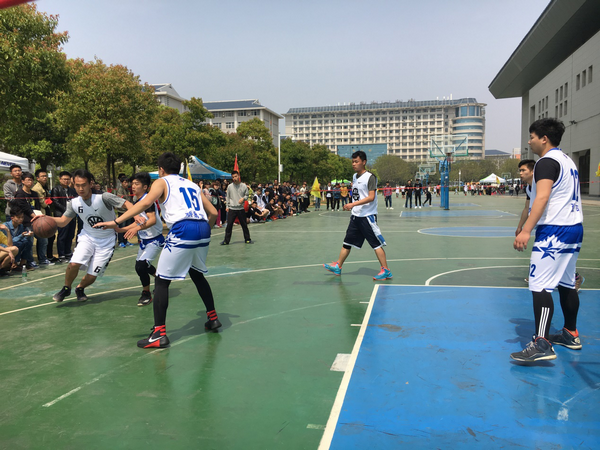 1460344749133385.png 图为篮球赛中我院健儿顽强拼搏 摄影:李蒙汐_副本.png