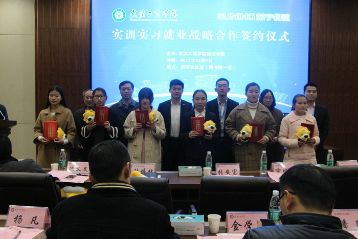 1512982283139517.jpg beat365中文官方网站和苏宁集团领导为参与企业课程实训优秀学生颁奖 摄影:关翘楚_副本.JPG