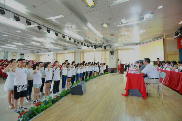 图为预备党员在会上宣誓 摄影：刘亚婷.bmp